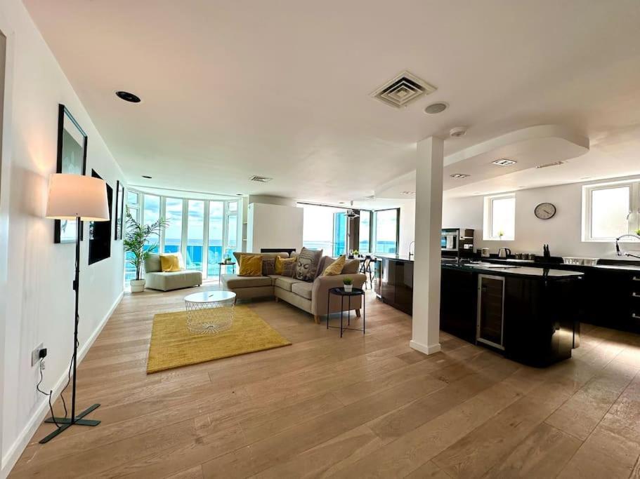 Stunning Panoramic Sea View Beach Location - Sleeps Up To 4 People - Free Parking - The Best Beach! - Great Location - Fast Wifi - Smart Tv - Newly Decorated - Sleeps Up To 4! Close To Bournemouth & Poole Town Centre & Sandbanks Экстерьер фото