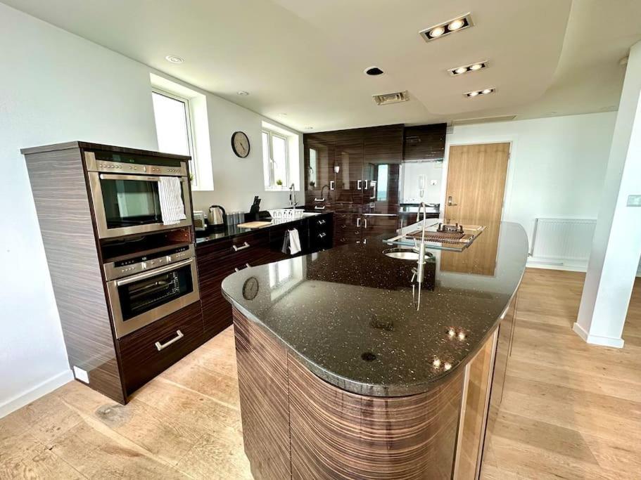Stunning Panoramic Sea View Beach Location - Sleeps Up To 4 People - Free Parking - The Best Beach! - Great Location - Fast Wifi - Smart Tv - Newly Decorated - Sleeps Up To 4! Close To Bournemouth & Poole Town Centre & Sandbanks Экстерьер фото