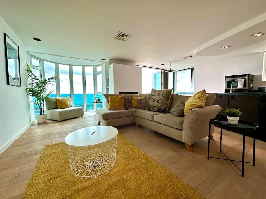 Stunning Panoramic Sea View Beach Location - Sleeps Up To 4 People - Free Parking - The Best Beach! - Great Location - Fast Wifi - Smart Tv - Newly Decorated - Sleeps Up To 4! Close To Bournemouth & Poole Town Centre & Sandbanks Экстерьер фото