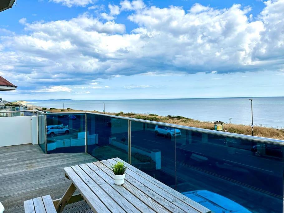 Stunning Panoramic Sea View Beach Location - Sleeps Up To 4 People - Free Parking - The Best Beach! - Great Location - Fast Wifi - Smart Tv - Newly Decorated - Sleeps Up To 4! Close To Bournemouth & Poole Town Centre & Sandbanks Экстерьер фото