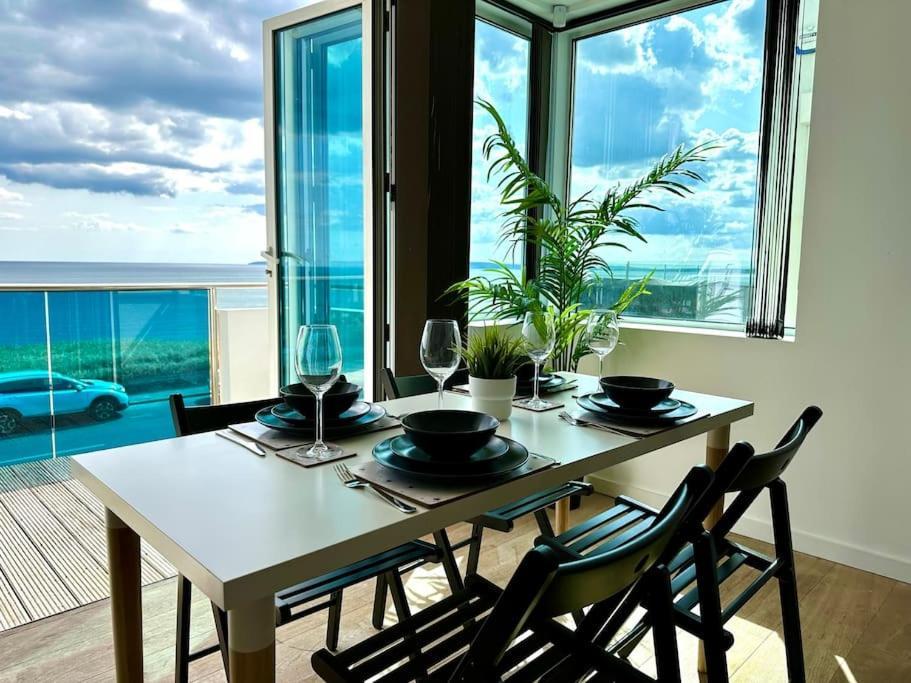 Stunning Panoramic Sea View Beach Location - Sleeps Up To 4 People - Free Parking - The Best Beach! - Great Location - Fast Wifi - Smart Tv - Newly Decorated - Sleeps Up To 4! Close To Bournemouth & Poole Town Centre & Sandbanks Экстерьер фото