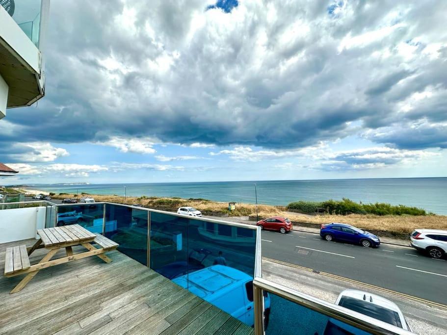 Stunning Panoramic Sea View Beach Location - Sleeps Up To 4 People - Free Parking - The Best Beach! - Great Location - Fast Wifi - Smart Tv - Newly Decorated - Sleeps Up To 4! Close To Bournemouth & Poole Town Centre & Sandbanks Экстерьер фото