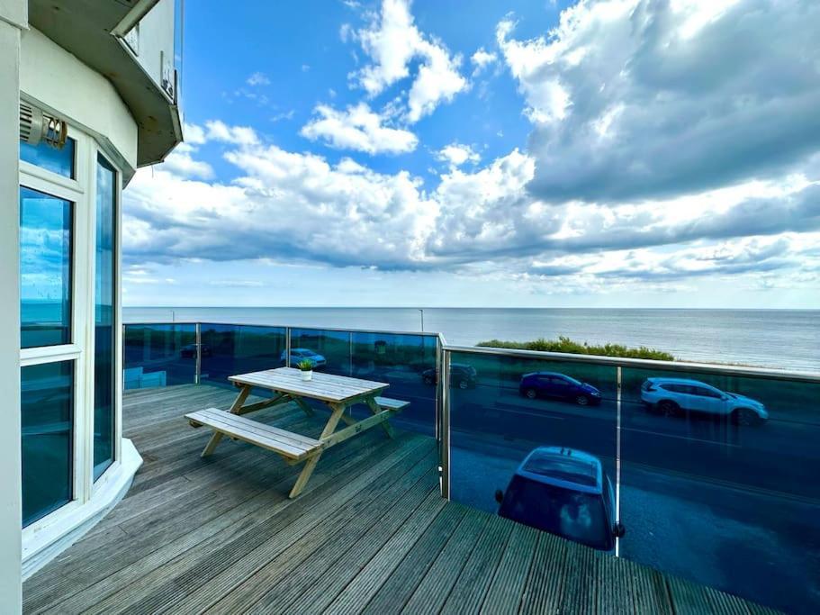 Stunning Panoramic Sea View Beach Location - Sleeps Up To 4 People - Free Parking - The Best Beach! - Great Location - Fast Wifi - Smart Tv - Newly Decorated - Sleeps Up To 4! Close To Bournemouth & Poole Town Centre & Sandbanks Экстерьер фото
