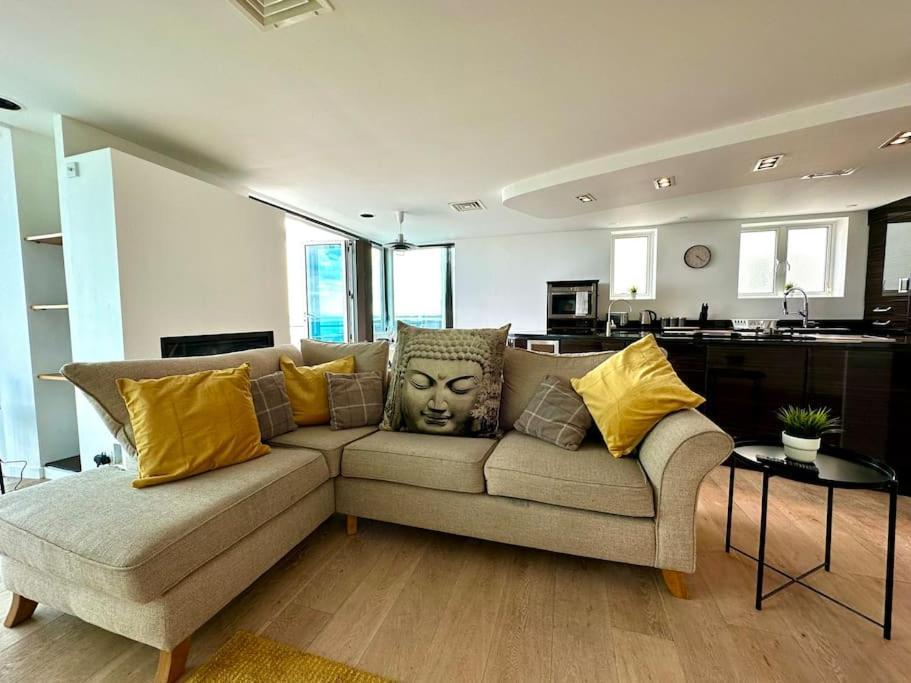 Stunning Panoramic Sea View Beach Location - Sleeps Up To 4 People - Free Parking - The Best Beach! - Great Location - Fast Wifi - Smart Tv - Newly Decorated - Sleeps Up To 4! Close To Bournemouth & Poole Town Centre & Sandbanks Экстерьер фото
