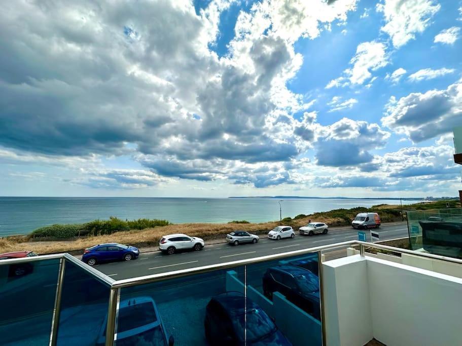 Stunning Panoramic Sea View Beach Location - Sleeps Up To 4 People - Free Parking - The Best Beach! - Great Location - Fast Wifi - Smart Tv - Newly Decorated - Sleeps Up To 4! Close To Bournemouth & Poole Town Centre & Sandbanks Экстерьер фото