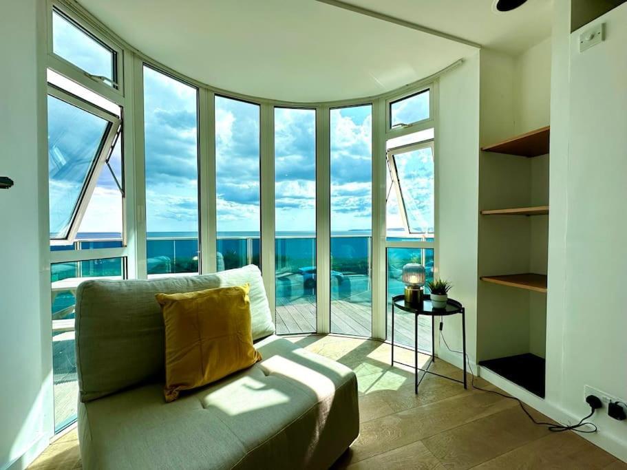 Stunning Panoramic Sea View Beach Location - Sleeps Up To 4 People - Free Parking - The Best Beach! - Great Location - Fast Wifi - Smart Tv - Newly Decorated - Sleeps Up To 4! Close To Bournemouth & Poole Town Centre & Sandbanks Экстерьер фото